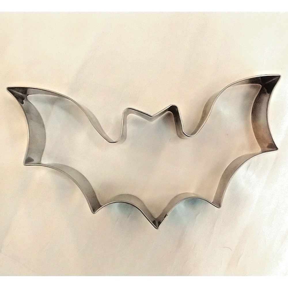 NEW Large metal bat cookie cutter, 8" Batman Batgirl Goth Spooky Creepy Fun